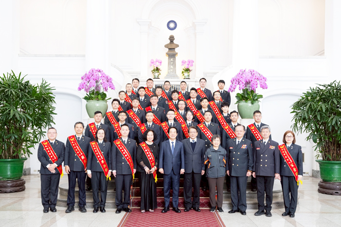 114年全國鳳凰獎獲獎人員合影。（消防局提供）