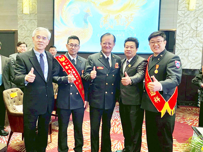 金門縣消防局由局長呂英華（左一）率隊，並由義消總隊總隊長顏章團（右二）陪同黃志中、黃逸祥兩位楷模出席典禮。（消防局提供）