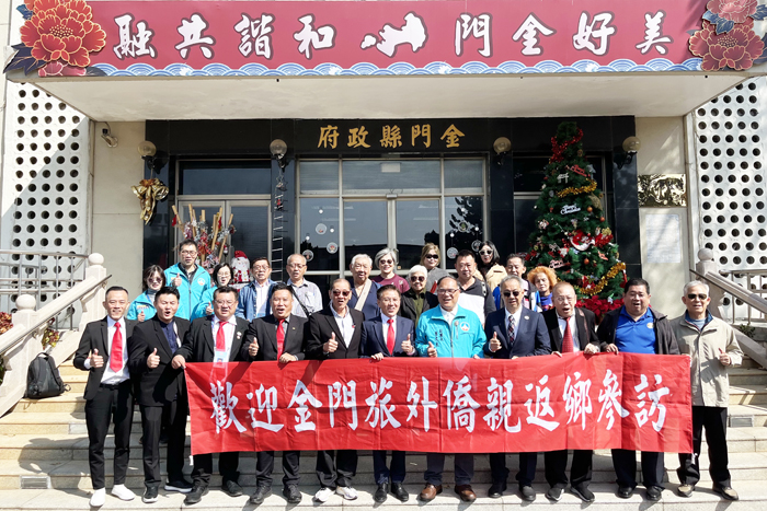 馬來西亞柔佛州金同廈會館會長陳泗欽、砂拉越金門會館主席洪益勤率領僑親返抵金門，副縣長李文良誠摯接待，一行人並於縣府川堂前階梯合照。（莊煥寧攝）
