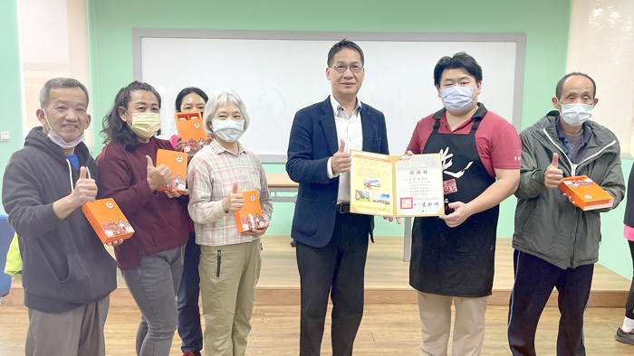 《金門貢糖製作體驗 DIY》登場，30位民眾製作金門最具代表性的點心，將美味以及對傳統工藝的尊重與理解帶回細細品味。（陳麗妤攝）