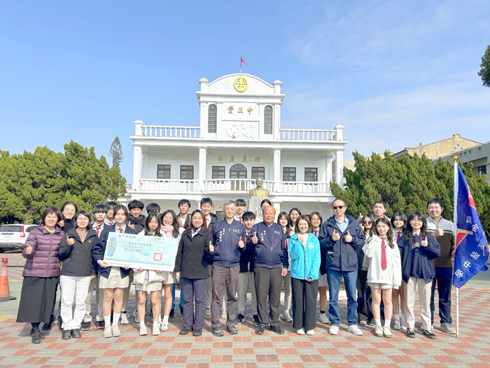 金中校務發展基金會董事長洪成發議員、家長會會長歐陽儀雄副議長、縣府教育處科長李心馨等來賓參加學校授旗儀式，並合影。（許加泰攝）