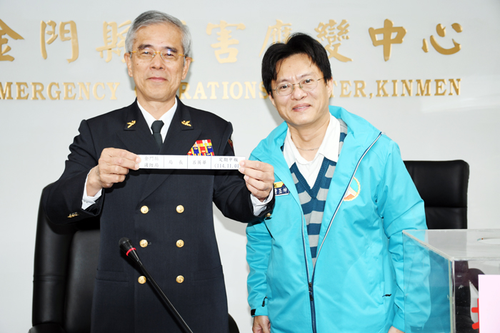 消防局長呂英華抽出「本人」為中籤人員。（消防局提供）