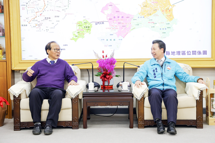 行政院人事行政總處人事長蘇俊榮拜會縣長陳福海，就人事制度與行政轉型議題進行討論。（薛子軒攝）