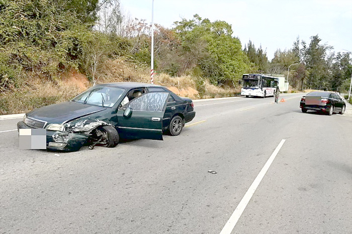 金寧鄉環島北路一段鎮西路段發生一起自小客車相撞交通事故。（金城分局提供）