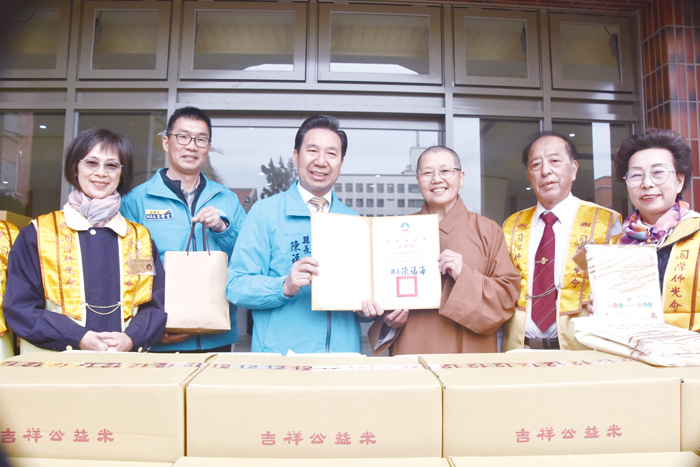 縣長陳福海致贈感謝狀，感謝佛光人的愛心讓更多有需要的人受惠。（莊煥寧攝）