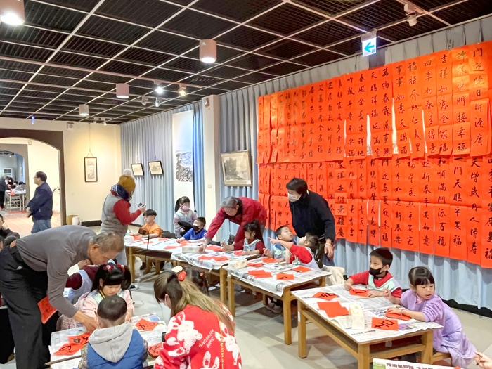 烈嶼鄉公所舉辦「新春揮毫送春聯活動」，現場設置春聯體驗區，邀請小朋友一同來學習書法藝術之美。（烈嶼鄉公所提供）