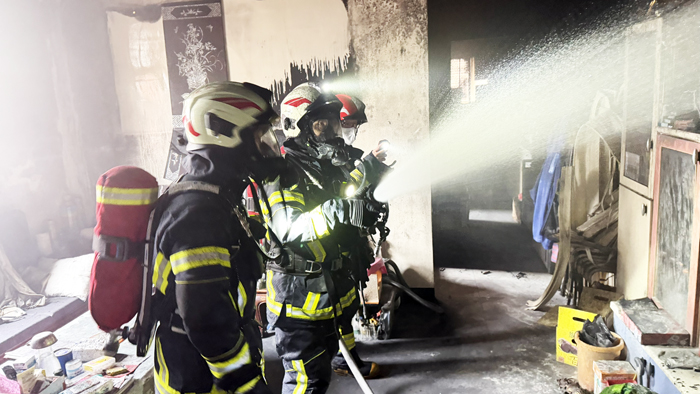 消防局接獲民眾報案民宅火災，六分鐘內控制火勢。
（消防局提供）