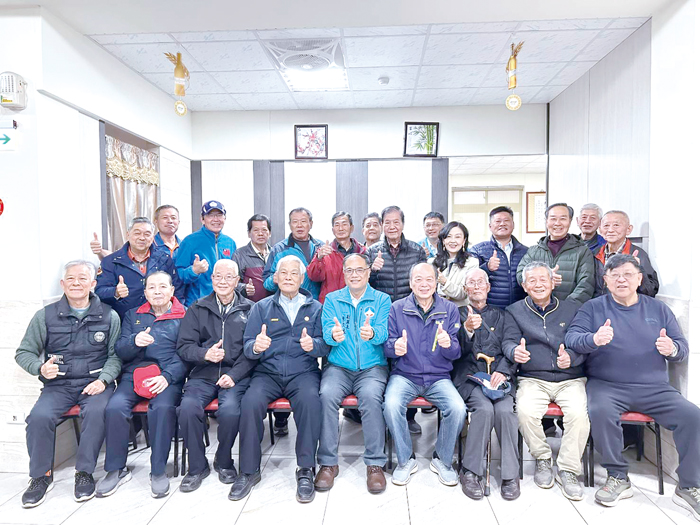 金門縣歷任鄉鎮長協會舉行第4屆第5次理監事會，副縣長李文良和歷任鄉鎮長、會務人員合影。（金門縣歷任鄉鎮長協會提供）