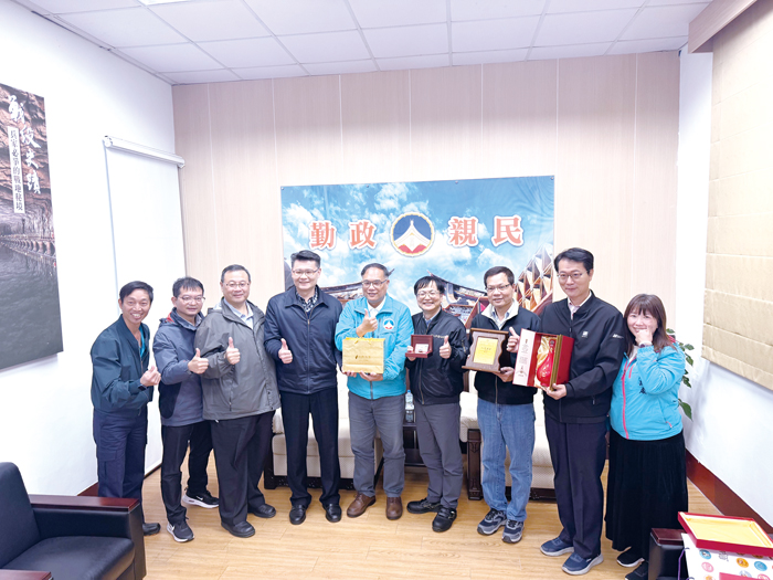 台灣電力公司副總經理鄭慶鴻率同相關主管一行人蒞臨金門縣政府拜會。（民政處提供）