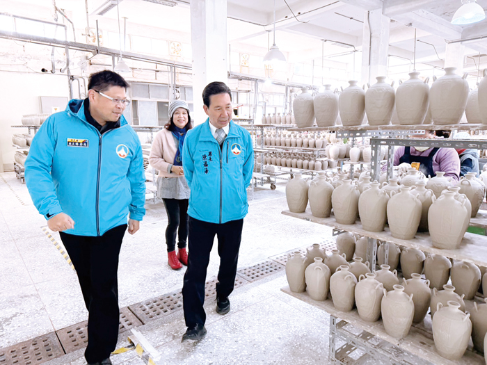縣長陳福海抵陶瓷廠訪視，實地了解廠方營運現況。（李映蓉攝）