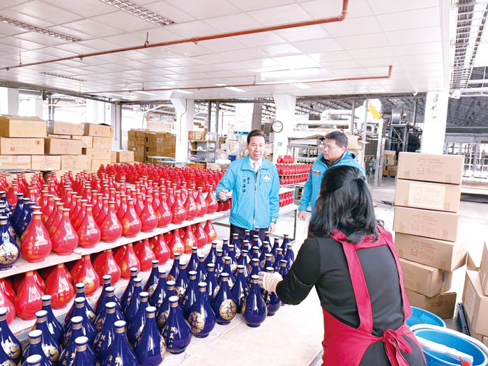 縣長陳福海抵陶瓷廠訪視，實地了解廠方營運現況。（李映蓉攝）