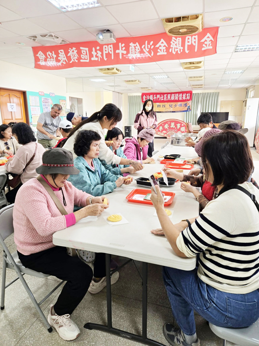 「手作紅龜粿體驗＆社區小旅行」今年持續推動。
（斗門社區發展協會提供）