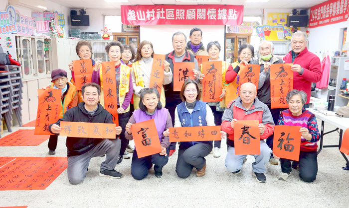 國際佛光會金寧分會聯合盤山村社區舉辦「大師揮毫迎新春‧福氣春聯送鄉親」，邀請金門縣文藝協會多位書法名家現場揮毫。（金寧鄉公所提供）