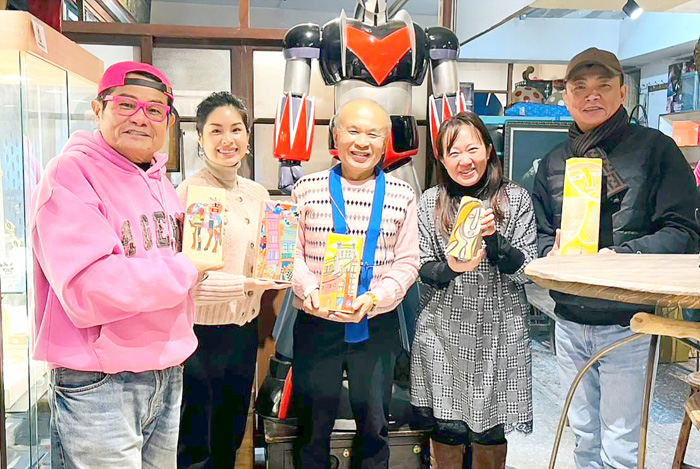 綜藝大咖許效舜（左一）巡禮楊樹森、施正文對畫聯展展場「囍笑順」。
（大稻埕國際藝文協會提供）