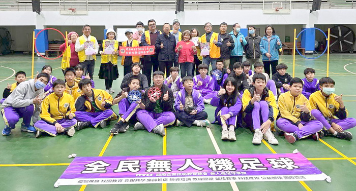 ITVEF國際企業技職教育總會無人機足球學院攜手獅子會團體拜會金門縣政府教育處與社會處，雙方就無人機足球結合校園教育、社福體系與社區推動進行交流，並實際體驗無人機足球操作。（楊真懿提供）