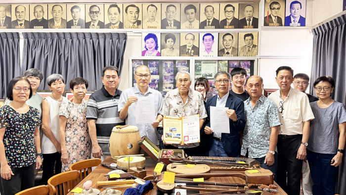 古甯同鄉會將珍藏多年的文物捐贈予金門歷史民俗博物館，並由李順興會長於相關簽約儀式中代表簽署捐贈同意書。（翁沂杰提供）