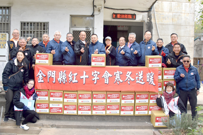 金門縣紅十字會會長許玉昭與同仁發送年末食物箱。（莊煥寧攝）