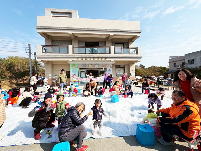 金湖鎮醫遊館舉辦冬日玩雪體驗及親子手作創作。（金湖鎮醫遊館提供）
