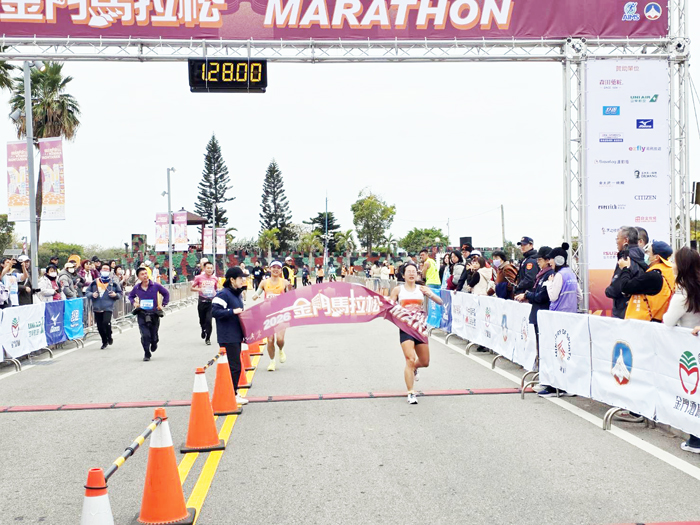 半馬女子組冠軍。（許峻魁攝）