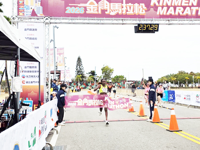 全馬女子組冠軍。（許峻魁攝）