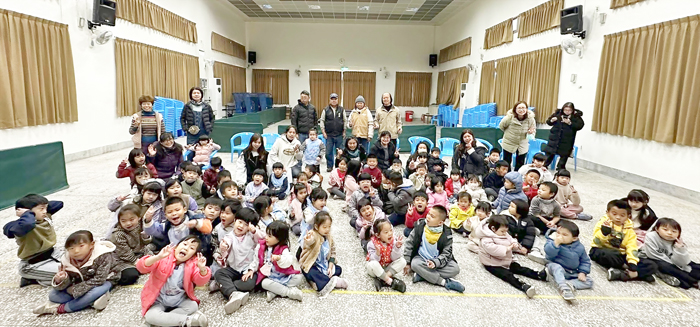 何浦國小舉辦「龍鬚糖體驗」，學子透過看、聽、吃，從中認識珍貴的傳統技藝。（何浦國小提供）