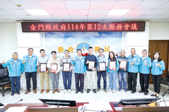 金門縣政府舉辦「2025金門縣政府生成式AI黑客松成果發表及評選會」，並由縣長陳福海頒獎給獲勝單位。（薛子軒攝）