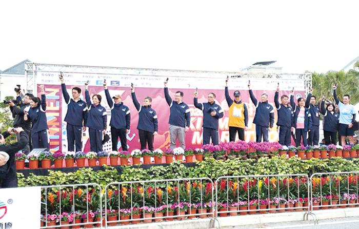 金門馬拉松第二天，在貴賓鳴槍聲中起跑。（許峻魁攝）