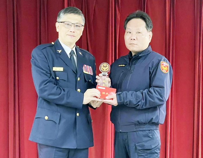 縣警局局長黃壬聰頒發警政署政風工作績優人員獎座予警員劉宏德（右）。 （取自金門縣警察局粉絲專頁）