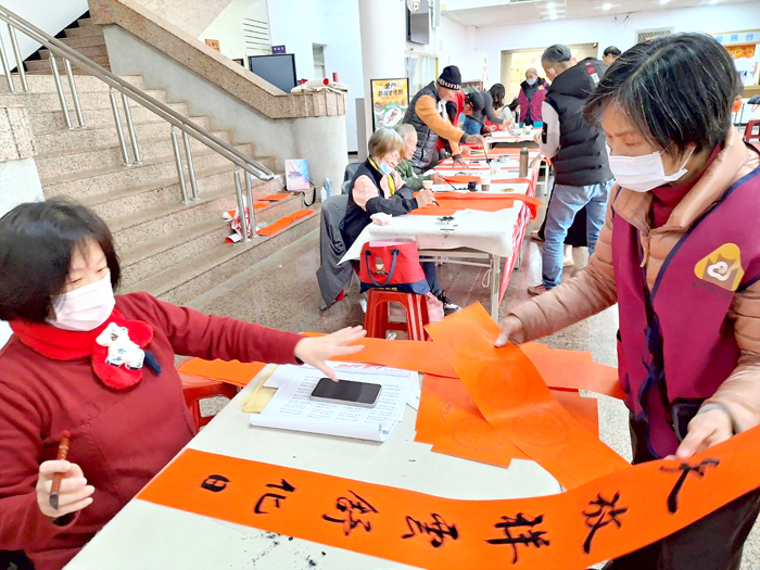 文化局春聯書寫大放送。（蔡麗玉攝）