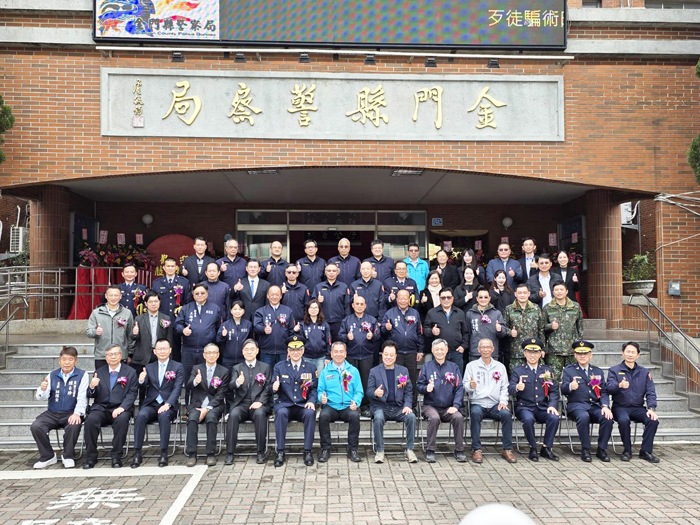 金城、金湖新任分局長交接，會後合影。（許峻魁攝）