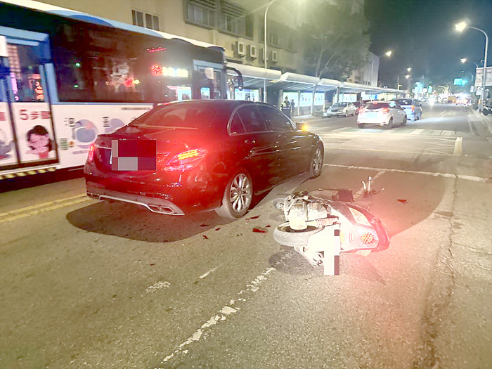 民權路交通事故，機車追撞自小客車。（金城警分局提供）