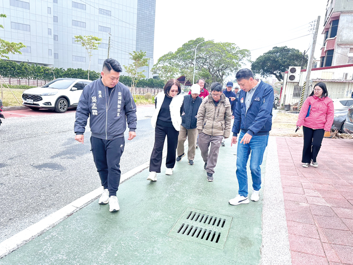 鎮務建設考察針對市區道路改善工程進行實地視察。（金湖鎮公所提供）