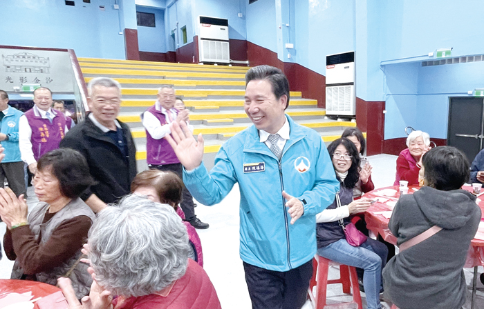 金沙戲院修繕重新開放後，縣長陳福海日前再率團隊蒞臨現場，期許透過公私協力，再造區域繁榮，再現金沙過往風華。（陳麗妤攝）