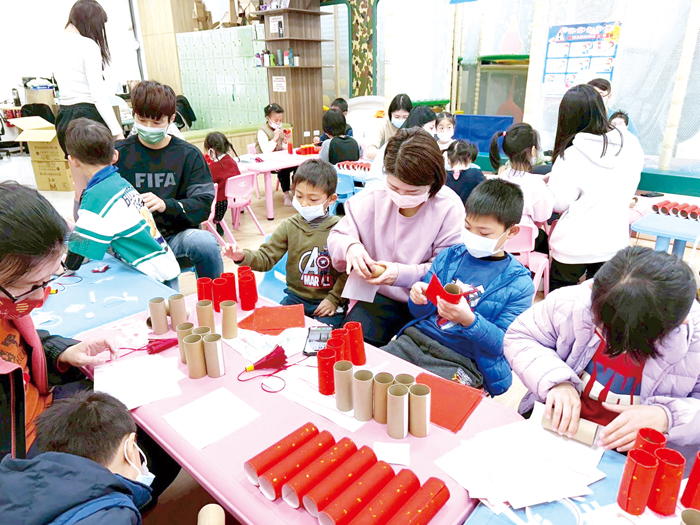 親子館新春活動結合英語與手作。（金寧鄉親子館提供）
