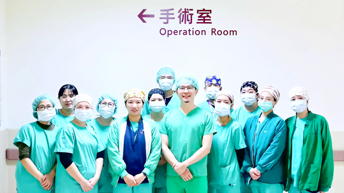 金門醫院成功為一名高齡女性患者完成高難度「單孔微創胸腔鏡肺葉切除手術。（金門醫院提供）