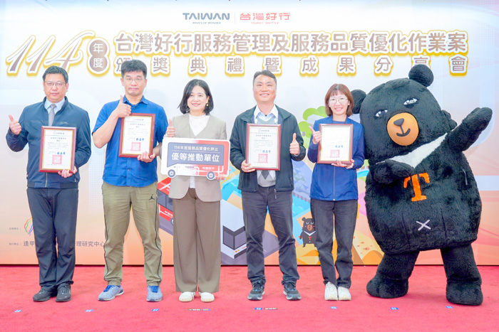 全國台灣好行路線評比頒獎，金門縣政府榮獲「郵輪式推動單位組」優等，而金門縣公共車船管理處亦獲「客運單位組」優等肯定。
（觀光處提供）