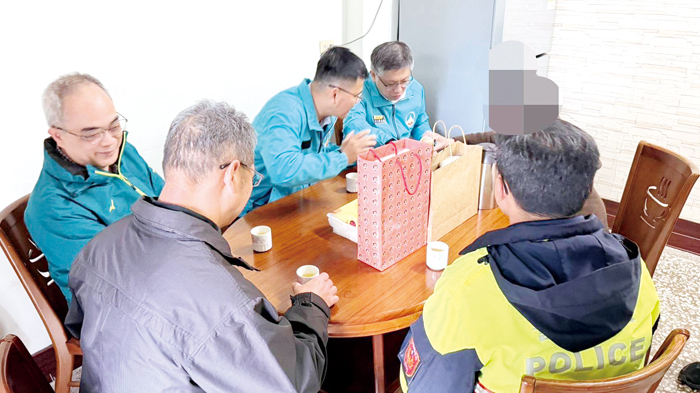 警察局長黃壬聰(中)關懷獨居長輩。（警察局提供）