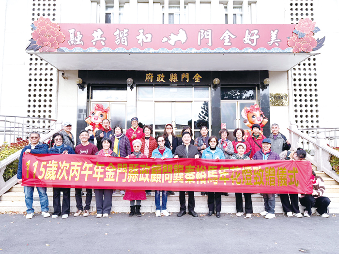 金門縣政顧問龔秦裕29日特別致贈金門縣政府春節花燈一對。（陳冠霖攝）