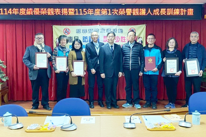 檢察長王柏敦（左四）、毛有增（右五）與獲獎的榮觀老師合影。
（金門地檢署提供）