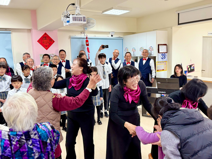 團員和長輩互動熱絡。（金門縣合唱團提供）