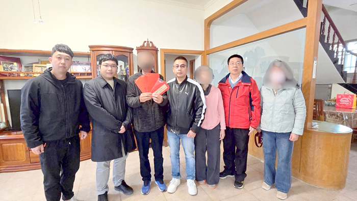 中正國小家長會、校友會攜手關懷罹病學童。（中正國小提供）