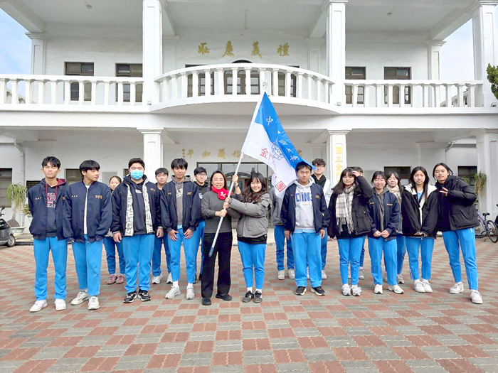 金中童軍團赴台參加全國童軍露營，校長鄭青青授旗鼓勵。
（許峻魁攝）