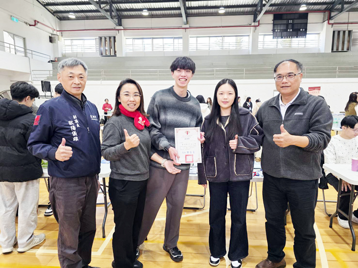 金門高中致贈感謝狀以答謝參與的大學。（許峻魁攝）