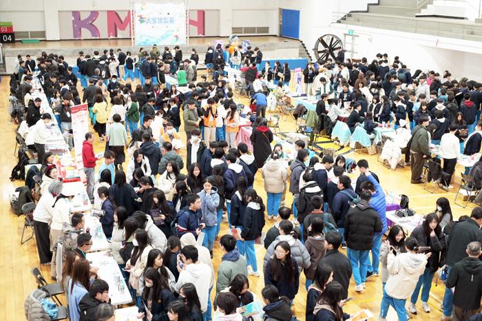 金門高中日前舉辦大學博覽會，吸引許多金中學子參加。（許峻魁攝）