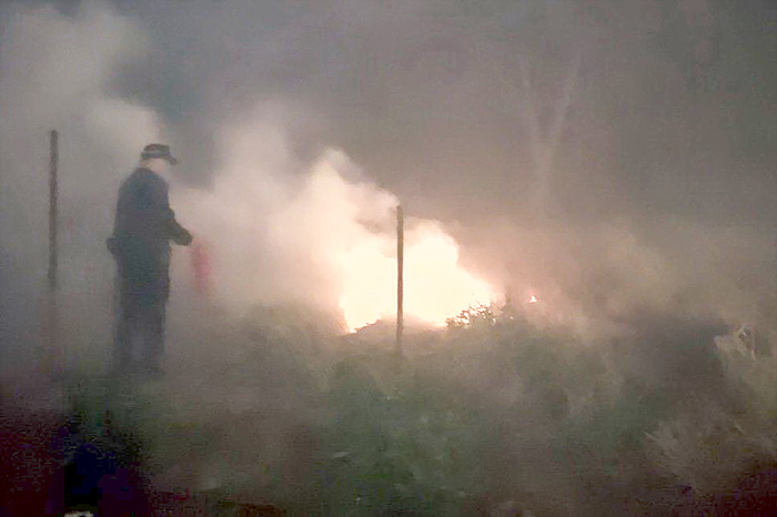 金城分局金寧分駐所員警接獲民眾報案火災通報，主動協助滅火。
（金城分局提供）