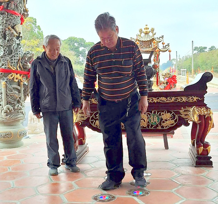 春節腳踩七星燈祈平安，后沙鎮南宮將湧人潮。（蔡麗玉攝）