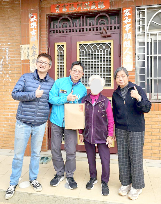 縣府財政處長陳國庭(左二)率同仁前住獨居長者林阿嬤家探訪。
（縣府提供）