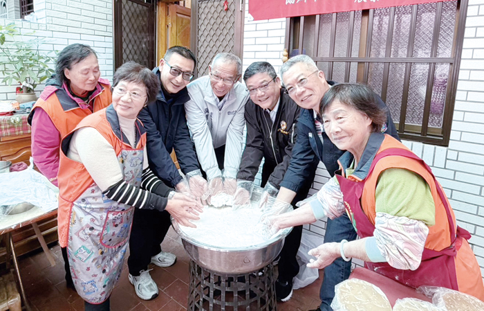 春節年糕致贈行動由金沙志工隊協力。（榮服處提供）