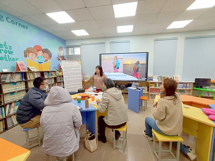 金寧中小學辦理校訂課程「讀寫1–6」教師研習，帶領全校教師系統性梳理一年級至六年級的寫作學習脈絡。
（金寧中小學提供）