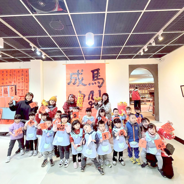 西口國小幼生體驗寫春聯，傳遞新年祝福。（西口國小提供）